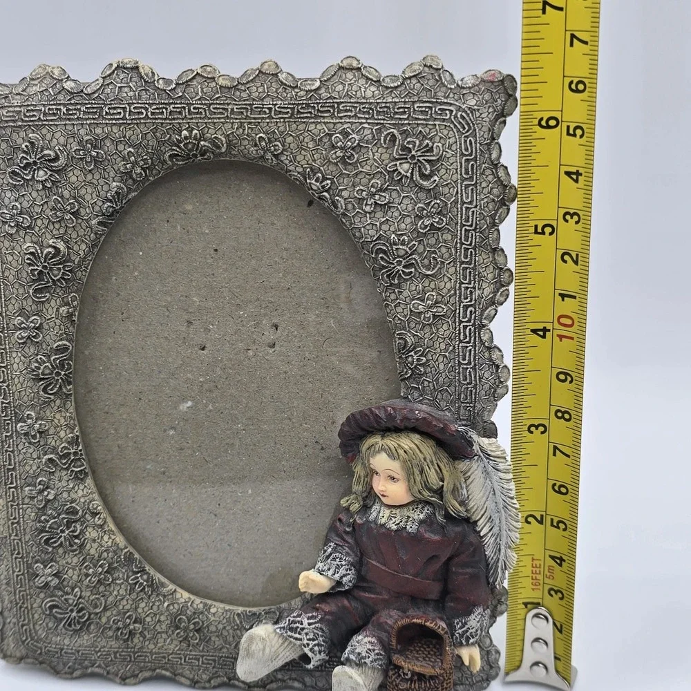 Victorian‎ Style Resin Photo Frame w/3D Girl Doll Figurine And Faux Lace Vintage